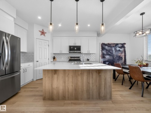 216 Caledon Crescent, Spruce Grove, AB - Indoor Photo Showing Kitchen With Upgraded Kitchen