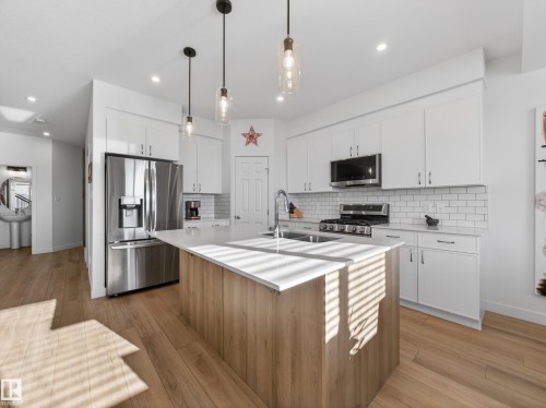 216 Caledon Crescent, Spruce Grove, AB - Indoor Photo Showing Kitchen With Double Sink With Upgraded Kitchen