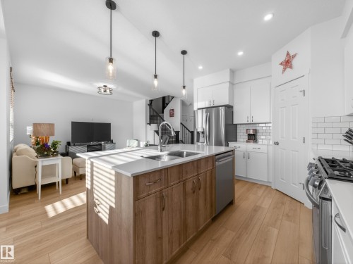 216 Caledon Crescent, Spruce Grove, AB - Indoor Photo Showing Kitchen With Double Sink With Upgraded Kitchen