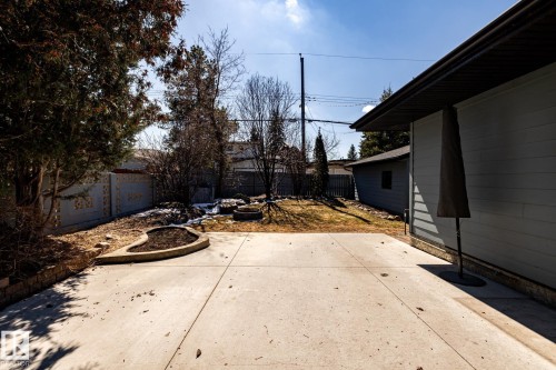 Concrete patio area with a curved concrete planter - 4204 Aspen Drive E, Edmonton, AB - Outdoor