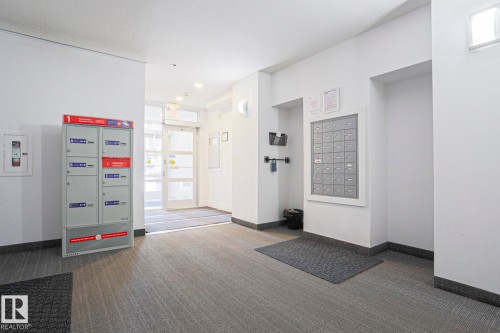 Entryway featuring carpeting, white walls, and dark gray baseboards - 202 10030 83 Avenue, Edmonton, AB - Indoor