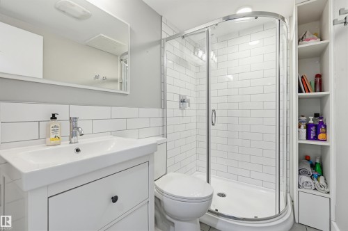 139 Wolf Willow Crescent, Edmonton, AB - Indoor Photo Showing Bathroom