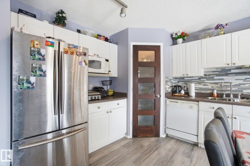 15736 141 Street, Edmonton, AB - Indoor Photo Showing Kitchen With Double Sink