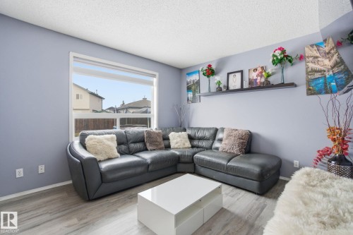 15736 141 Street, Edmonton, AB - Indoor Photo Showing Living Room