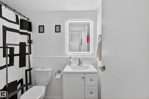 211 10838 108 Street, Edmonton, AB - Indoor Photo Showing Bathroom