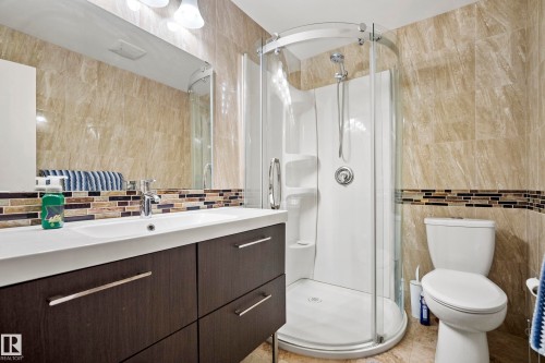 9 9231 213 Street, Edmonton, AB - Indoor Photo Showing Bathroom