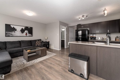 521 Ebbers Way, Edmonton, AB - Indoor Photo Showing Living Room