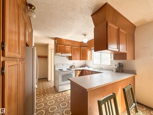 1 Forest Drive, St. Albert, AB - Indoor Photo Showing Kitchen