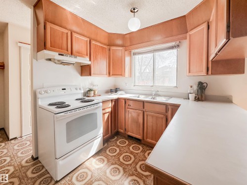 1 Forest Drive, St. Albert, AB - Indoor Photo Showing Kitchen