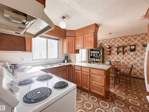 1 Forest Drive, St. Albert, AB - Indoor Photo Showing Kitchen