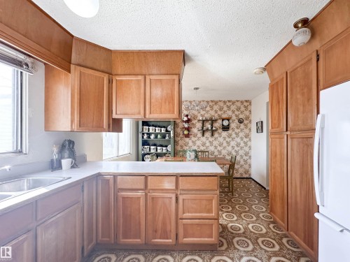 1 Forest Drive, St. Albert, AB - Indoor Photo Showing Kitchen