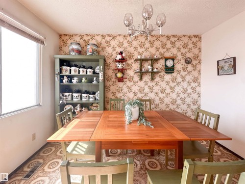 1 Forest Drive, St. Albert, AB - Indoor Photo Showing Dining Room