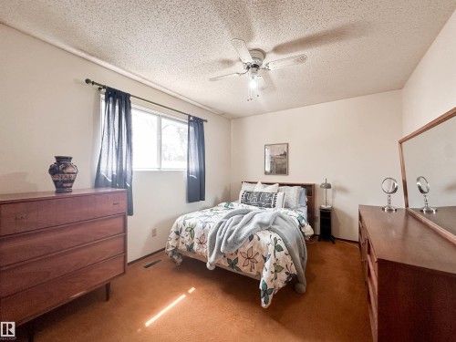1 Forest Drive, St. Albert, AB - Indoor Photo Showing Bedroom