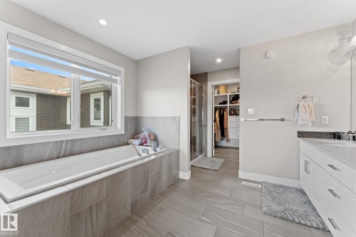 7640 179 Avenue, Edmonton, AB - Indoor Photo Showing Bathroom