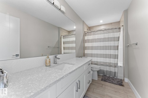 7640 179 Avenue, Edmonton, AB - Indoor Photo Showing Bathroom