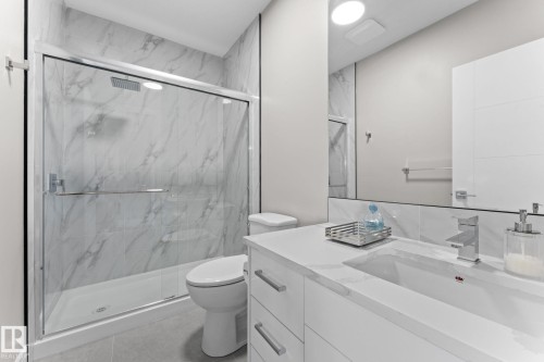 7640 179 Avenue, Edmonton, AB - Indoor Photo Showing Bathroom