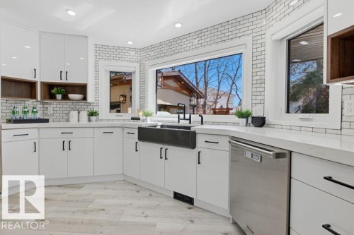 439 Rooney Crescent, Edmonton, AB - Indoor Photo Showing Kitchen