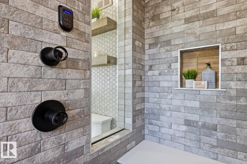 439 Rooney Crescent, Edmonton, AB - Indoor Photo Showing Bathroom