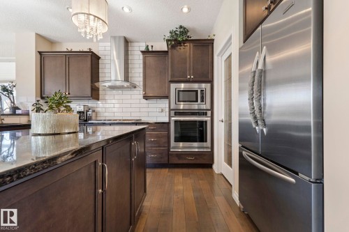 425 Simpkins Wynd, Leduc, AB - Indoor Photo Showing Kitchen With Upgraded Kitchen