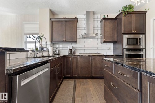 425 Simpkins Wynd, Leduc, AB - Indoor Photo Showing Kitchen With Upgraded Kitchen