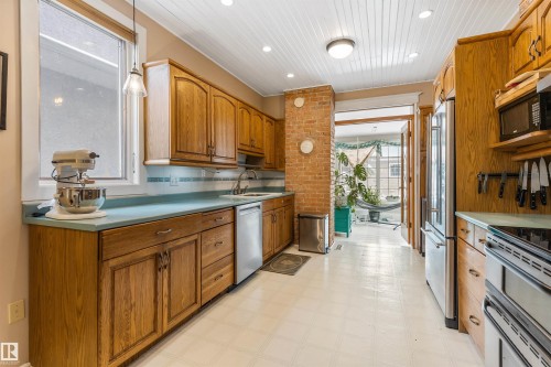 9819 92 Avenue, Edmonton, AB - Indoor Photo Showing Kitchen