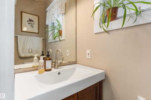 9819 92 Avenue, Edmonton, AB - Indoor Photo Showing Bathroom