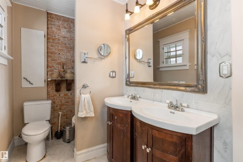 9819 92 Avenue, Edmonton, AB - Indoor Photo Showing Bathroom