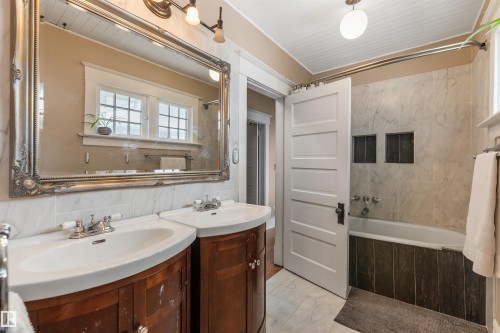 9819 92 Avenue, Edmonton, AB - Indoor Photo Showing Bathroom