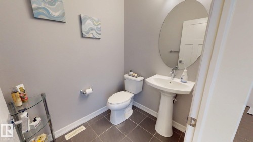 619 Hudson Road, Edmonton, AB - Indoor Photo Showing Bathroom