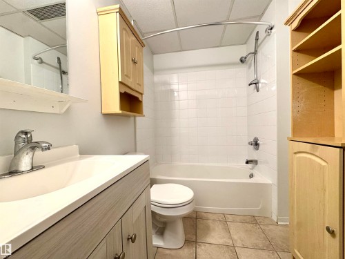 511 10024 Jasper Avenue, Edmonton, AB - Indoor Photo Showing Bathroom