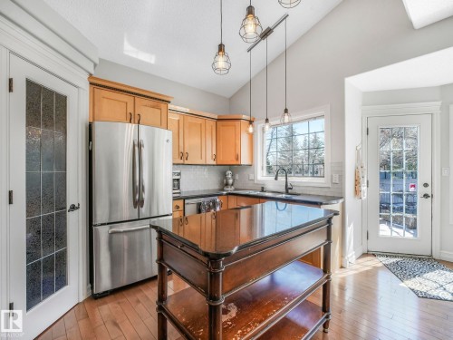 160 Carlson Close, Edmonton, AB - Indoor Photo Showing Kitchen