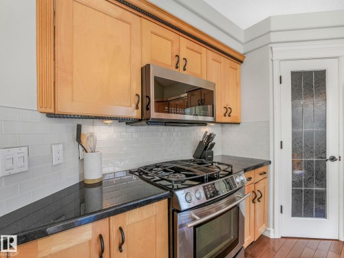 160 Carlson Close, Edmonton, AB - Indoor Photo Showing Kitchen