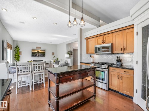 160 Carlson Close, Edmonton, AB - Indoor Photo Showing Kitchen