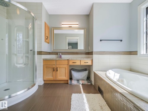 160 Carlson Close, Edmonton, AB - Indoor Photo Showing Bathroom