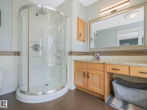 160 Carlson Close, Edmonton, AB - Indoor Photo Showing Bathroom