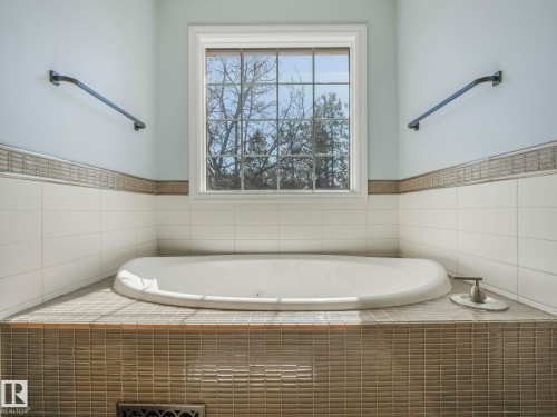160 Carlson Close, Edmonton, AB - Indoor Photo Showing Bathroom