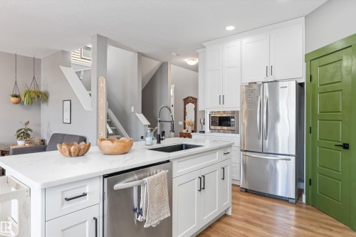 8355 Ellis Crescent, Edmonton, AB - Indoor Photo Showing Kitchen With Upgraded Kitchen