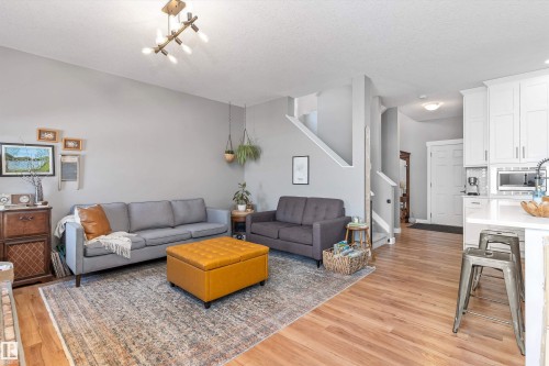 8355 Ellis Crescent, Edmonton, AB - Indoor Photo Showing Living Room