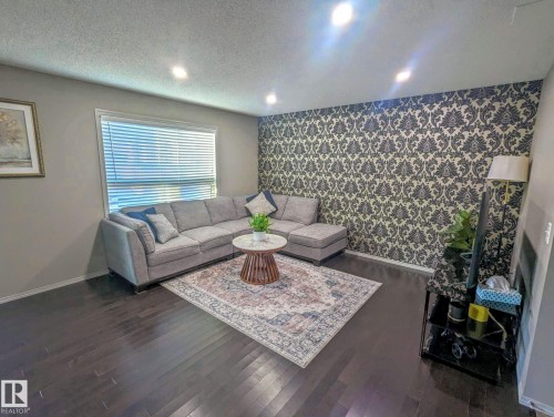 3336 17B Avenue Nw, Edmonton, AB - Indoor Photo Showing Living Room