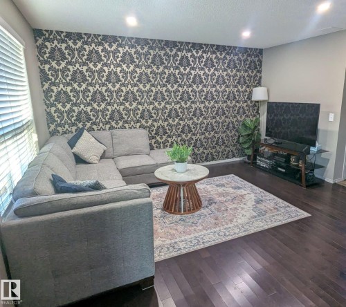 3336 17B Avenue Nw, Edmonton, AB - Indoor Photo Showing Living Room