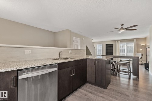 55 1030 Chappelle Boulevard, Edmonton, AB - Indoor Photo Showing Kitchen