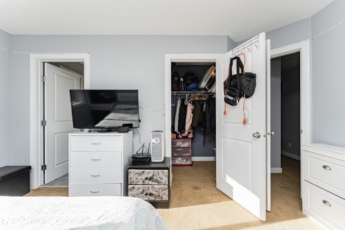 This room features light grey walls and a carpeted floor - 35 675 Albany Way Nw, Edmonton, AB - Indoor Photo Showing Bedroom