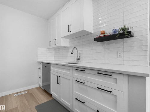 1164 Knottwood Road E, Edmonton, AB - Indoor Photo Showing Kitchen