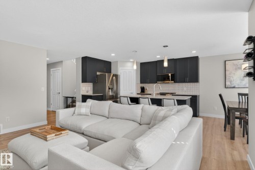 77 Penn Place, Spruce Grove, AB - Indoor Photo Showing Living Room