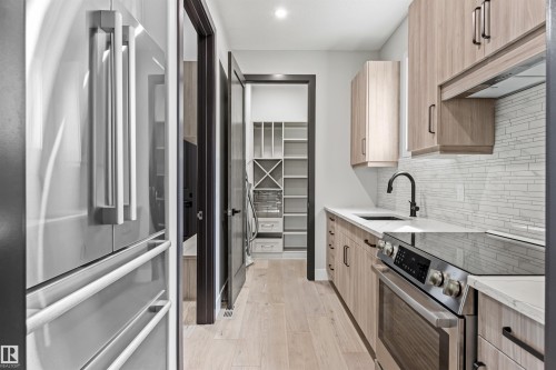 4810 Knight Crescent, Edmonton, AB - Indoor Photo Showing Kitchen With Upgraded Kitchen