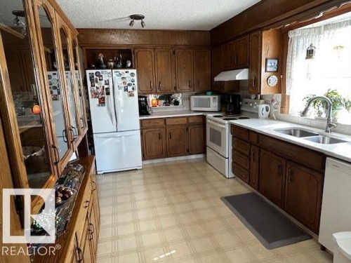 4403 55 Avenue, Lamont, AB - Indoor Photo Showing Kitchen With Double Sink