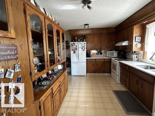 4403 55 Avenue, Lamont, AB - Indoor Photo Showing Kitchen