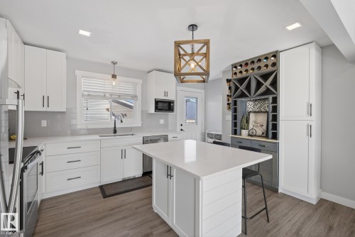 6034 105 Street, Edmonton, AB - Indoor Photo Showing Kitchen With Upgraded Kitchen
