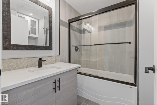 6034 105 Street, Edmonton, AB - Indoor Photo Showing Bathroom