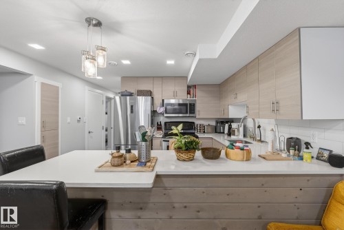 6034 105 Street, Edmonton, AB - Indoor